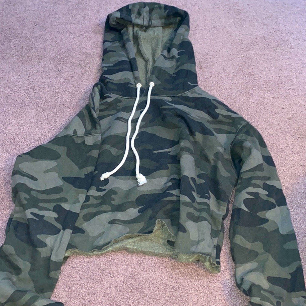 Cropped camo hoodie
